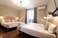 Postel nebo postele na pokoji v ubytování SUITES YOU Gran Vía