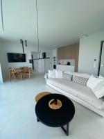 Kuchyň nebo kuchyňský kout v ubytování Mandevilla Hillside Luxury Villas
