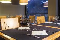 Una mesa con copas de vino y servilletas encima. en Apartaments Shusski by Nexta, en Encamp