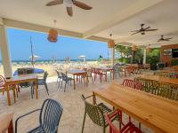 een restaurant met tafels en stoelen op het strand bij Xeliter Green One Playa Dorada in San Felipe de Puerto Plata