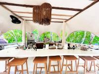 アクマルにあるIkalarのキッチン(大きな白いテーブルと椅子付)