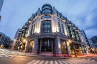 ブリュッセルにあるRadisson Collection Grand Place Brusselsの夜の街路にある大きな建物