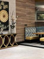 uma sala de jantar com um banco e uma mesa em Best Western Plus Metro Clark em Angeles