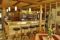 um bar em um restaurante com bancos em Hotel Martina em Telfs