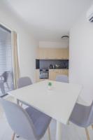 Green Eyes Apartmentsにあるキッチンまたは簡易キッチン