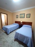 Postel nebo postele na pokoji v ubytování Hostal El Lirio