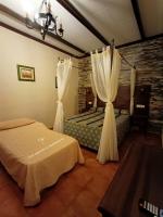 Postel nebo postele na pokoji v ubytování Hostal El Lirio