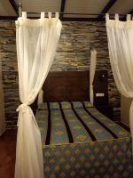 Postel nebo postele na pokoji v ubytování Hostal El Lirio
