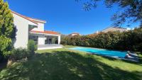Plán poschodí v ubytovaní Villa 4faces 180 m2 habitables sur 950 m2 de jardin, salon salle à manger cuisine ouverte 70 m2 , cuisine d été couverte, terrasse 80 m2, piscine 10 m par 4 m, 1 chambre parentale 3 chambres,2 salles de bains