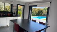 Plán poschodí v ubytovaní Villa 4faces 180 m2 habitables sur 950 m2 de jardin, salon salle à manger cuisine ouverte 70 m2 , cuisine d été couverte, terrasse 80 m2, piscine 10 m par 4 m, 1 chambre parentale 3 chambres,2 salles de bains