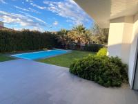 Plán poschodí v ubytovaní Villa 4faces 180 m2 habitables sur 950 m2 de jardin, salon salle à manger cuisine ouverte 70 m2 , cuisine d été couverte, terrasse 80 m2, piscine 10 m par 4 m, 1 chambre parentale 3 chambres,2 salles de bains