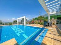 Bazén v ubytování Villa Alya, spacious 4 bed villa with private pool nebo v jeho okolí