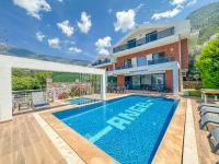 Bazén v ubytování Villa Alya, spacious 4 bed villa with private pool nebo v jeho okolí