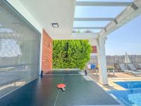 Bazén v ubytování Villa Alya, spacious 4 bed villa with private pool nebo v jeho okolí