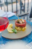 Hotel Štacija في قشتيلا: شطيرة على طبق مع كأس من النبيذ