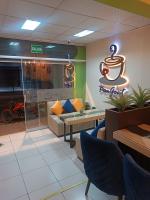 um restaurante com um café com mesa e cadeiras em Bon Repos Arequipa em Arequipa