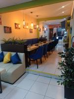 um restaurante com um sofá, mesas e cadeiras em Bon Repos Arequipa em Arequipa