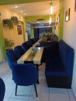 uma sala de espera com cadeiras azuis e uma mesa em Bon Repos Arequipa em Arequipa