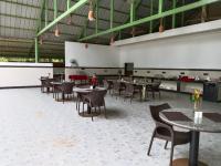 Un comedor con mesas y sillas. en UVA Sands Beach Resort, en Kundapur