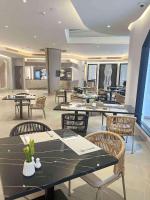 een restaurant met tafels en stoelen in een kamer bij Amora Beach Resort Phuket in Bang Tao Beach