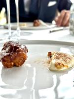 un plato con un trozo de comida en una mesa en Hotel Villa Rosario II, Edificio Moderno, en Ribadesella