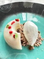 Un donut blanco con aderezos en un plato azul en Hotel Villa Rosario II, Edificio Moderno, en Ribadesella