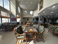 una sala da pranzo con tavolo e sedie in un ristorante di NUS GRAND HOTEL a Çatalözü