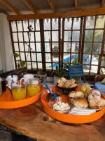 due piatti arancioni di cibo su un tavolo di legno di ProyectoQva Glamping a Villa Ballester