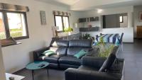 Plán poschodí v ubytovaní Villa 4faces 180 m2 habitables sur 950 m2 de jardin, salon salle à manger cuisine ouverte 70 m2 , cuisine d été couverte, terrasse 80 m2, piscine 10 m par 4 m, 1 chambre parentale 3 chambres,2 salles de bains