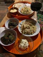 un tavolo con diversi piatti di cibo sopra di ProyectoQva Glamping a Villa Ballester