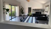 Plán poschodí v ubytovaní Villa 4faces 180 m2 habitables sur 950 m2 de jardin, salon salle à manger cuisine ouverte 70 m2 , cuisine d été couverte, terrasse 80 m2, piscine 10 m par 4 m, 1 chambre parentale 3 chambres,2 salles de bains