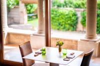 La Torre del Visco - Relais & Châteaux في Fuentespalda: طاولة بيضاء وكراسي أمام النافذة