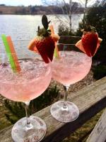 zwei Gläser mit Erdbeeren auf einer Holzstange in der Unterkunft Gilužio Rivjera in Vilnius