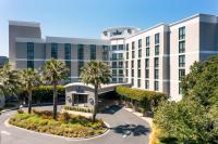 Un edificio de oficinas con palmeras al frente. en Renaissance Walnut Creek Hotel, en Walnut Creek