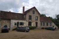 two cars parked in front of a building at Le Grand Libois - ancienne ferme 
