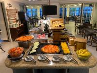 una línea de buffet con muchos tipos diferentes de frutas y hortalizas en BOOK A FLAT Jardins São Paulo, en São Paulo