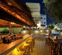 Reštaurácia alebo iné gastronomické zariadenie v ubytovaní Aphrodite Beach