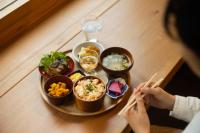 un plato de comida en una mesa con tazones de comida en 草木ももとせ, en Iwasaki