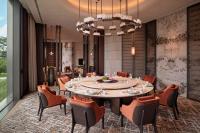 Un comedor con una mesa grande y sillas. en Conrad Shenzhen, en Shenzhen