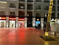 un centro comercial vacío por la noche con luces en تمتع بالإقامة في شاليه فندقي بمنتجع جولف بورتو مارينا الساحل الشمالي العلمين - Enjoy your stay at Golf Porto Marina Resort El Alamein - North Coast, en El Alamein