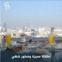 una mesa con platos de comida y vasos de jugo de naranja en Sheek Hotel, en Erbil