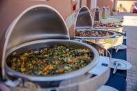 une rangée de plats de buffet remplis de nourriture dans l'établissement Ranks Guesthouse, à Molepolole