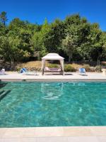 Basen w obiekcie Charmante villa avec grande piscine au calme lub w pobliżu