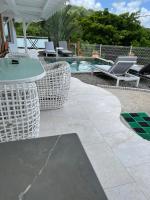Majoituspaikassa Les Appart villa Sunbay Caraibes avec piscine privative vue mer et montagne tai sen l&auml;hell&auml; sijaitseva uima-allas