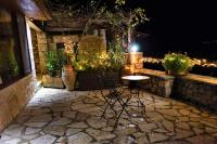 Patio alebo iná vonkajšia časť ubytovania Μικρή Πέτρινη Μεζονέτα 2