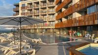 Bazén v ubytování PARADISO 'В' 111 Large Apartment Nessebar nebo v jeho okolí