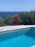 Bazén v ubytovaní Villa Nafsika stunning view on the Aegean Sea alebo v jeho blízkosti
