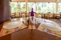 een tafel met borden en een fles wijn erop bij Senses Havelock resort in Havelock Island