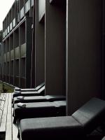 eine Reihe leerer Betten vor einem Gebäude in der Unterkunft Mana Sleep &amp; Spa in Druskininkai