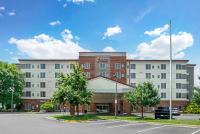 Un edificio con un estacionamiento enfrente. en Comfort Suites At Virginia Center Commons, en Richmond
